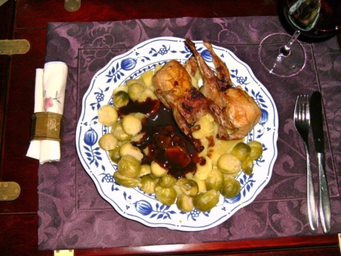 Gefüllte und gebratene Wachteln, mit Rosenkohl, Salzkartoffeln und einer Portweinsauce - ein tolles Festtagsessen. 