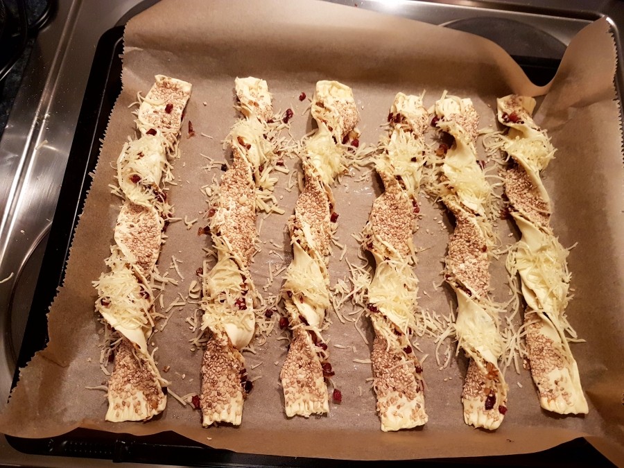 Die Zubereitung der Knusperstangen aus Blätterteig mit Schinken und Käse ist schnell und einfach!