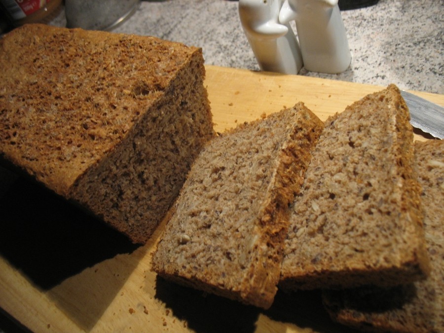 Nach der Backzeit lässt man die Form noch einige Minuten bei etwas geöffneter Backofentür in der Röhre stehen, ehe man das Brot aus der Form löst und auf dem Kuchengitter auskühlen lässt.