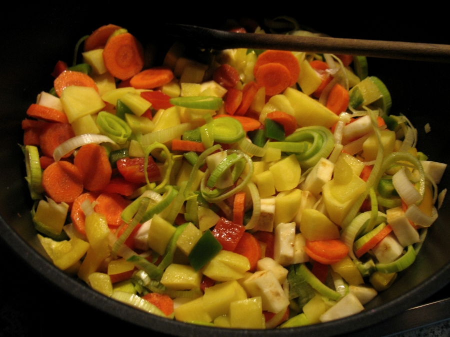 Das klein geschnittene Gemüse wird in einem großen beschichteten Topf im heißen Butterschmalz kurz angebraten.