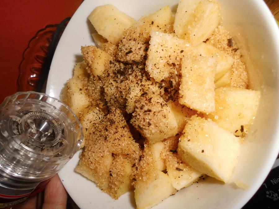 Kartoffel und Apfel waschen und schälen und Kerngehäuse entfernen (Apfelschale für die Dekoration aufheben). Kartoffel und Apfel in Würfel schneiden.