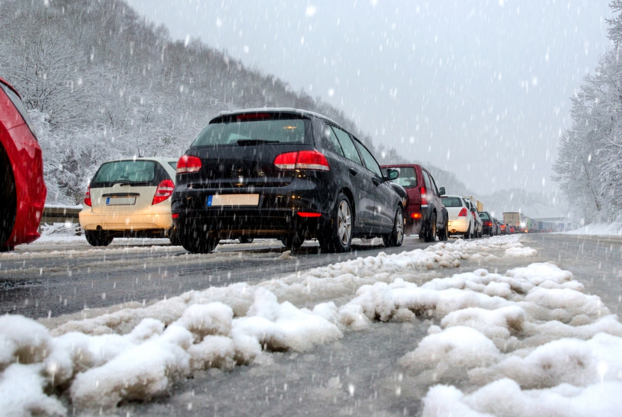Beim Autofahren in Glätte und Schnee ist vor allem eines wichtig: vorausschauend fahren. Denn jede plötzliche und heftige Bremsung oder Lenkbewegung kann dazu führen, dass mein Fahrzeug die Bodenhaftung verliert und ins Rutschen gerät.