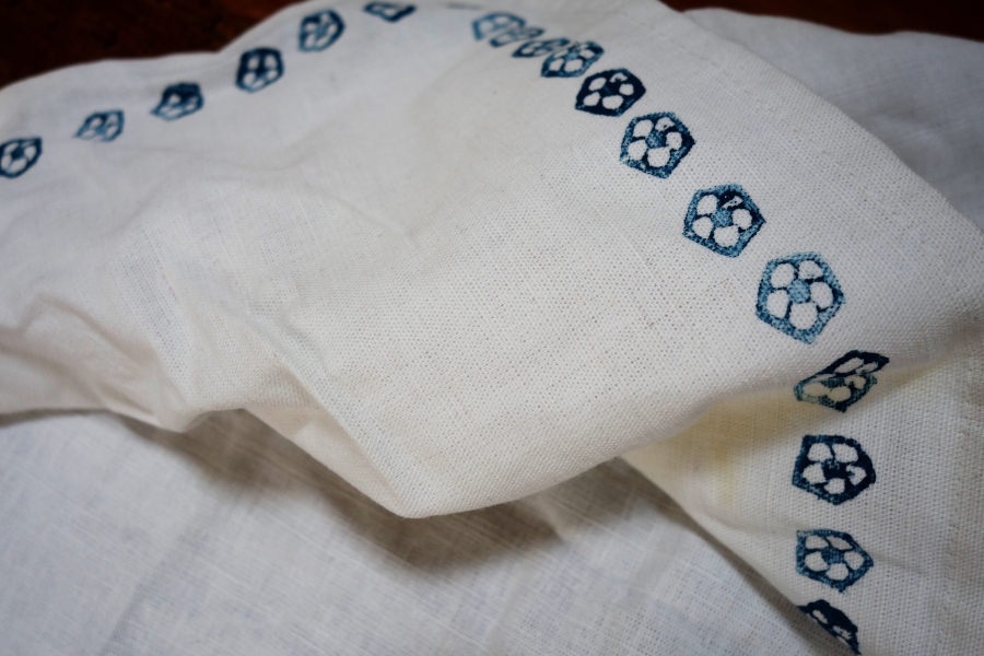 Mit Textilfarbe können die Blumen auch auf Servietten oder Handtücher gedruckt werden. Nach dem Drucken auf Stoff wird die Textilfarbe mit dem Bügeleisen fixiert.