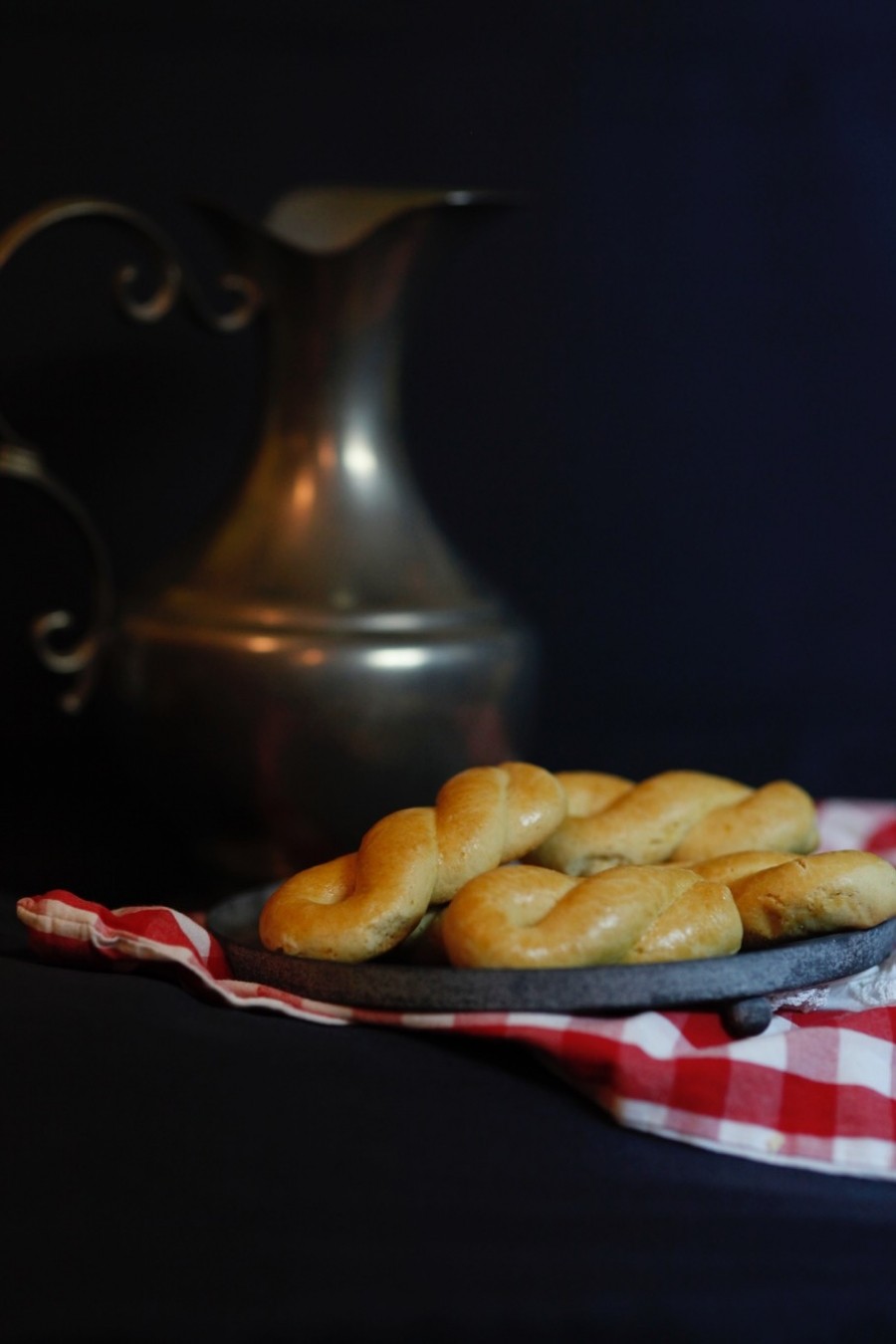 Koulourakia ist ein griechisches Gebäck, das früher zu Ostern gebacken wurde. Mittlerweile werden die zu jeder Jahreszeit hergestellt. 