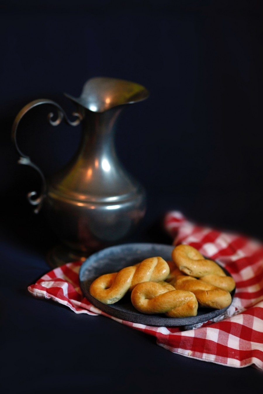 Koulourakias, wurden früher in Griechenland nur zu Ostern gebacken. Die Herstellung ist relativ schnell und einfach.