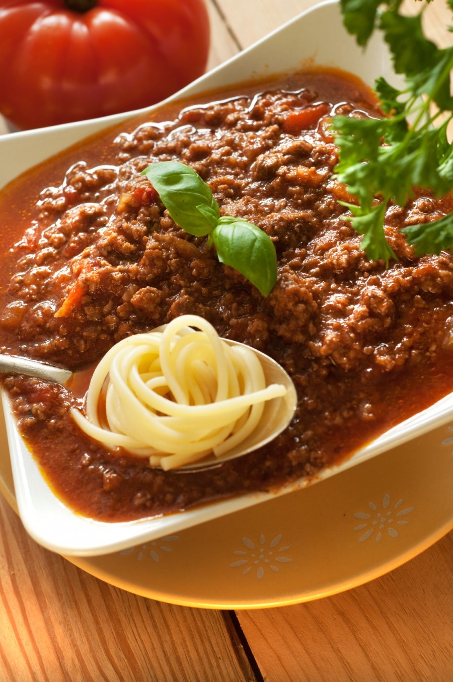 Die Gehackten-Sauce ist eine dickflüssige Sauce, die ideal zu Spaghetti passt. Ein preiswertes Gericht, das satt macht.