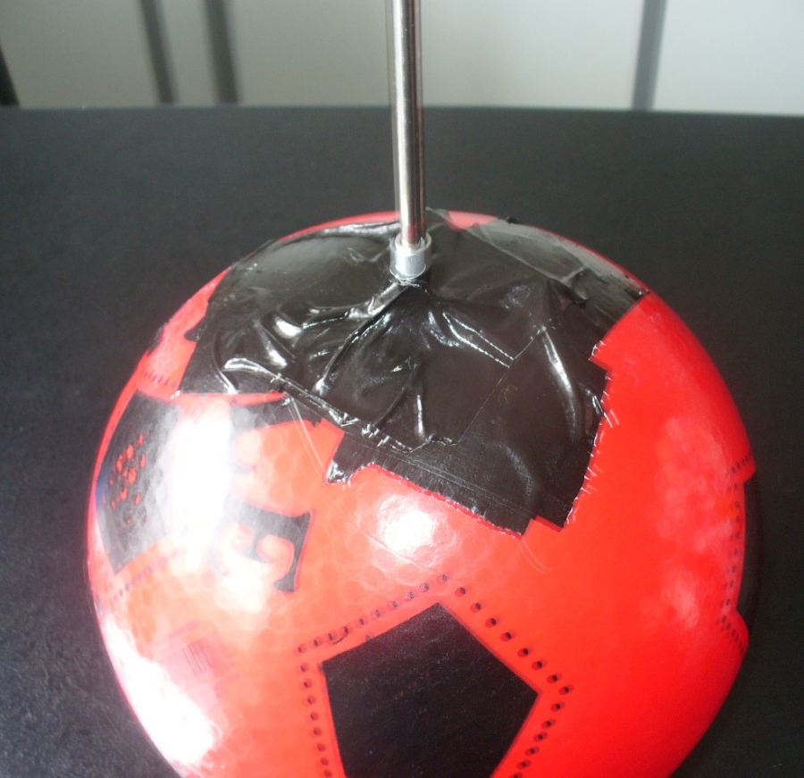 Die Styroporkugel (oder der Ball) wird so am Stab befestigt, dass daraus eine haltbare Konstruktion wird, die einiges an (Schokoladen-)Gewicht tragen kann.