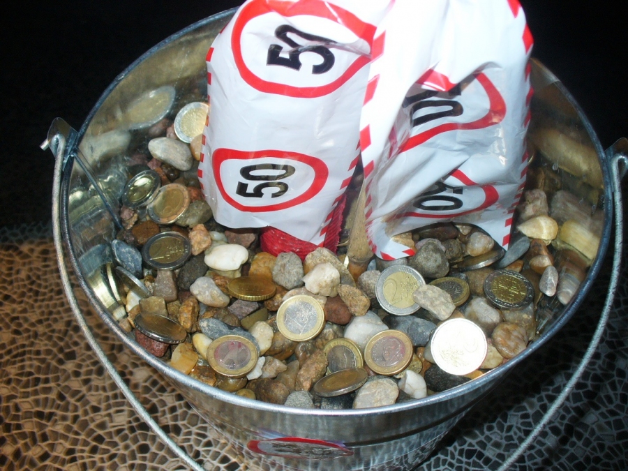 Dem Anlass entsprechend habe ich fünfzig 1-Euromünzen auf dem Kies im Eimer verteilt: Ein Eimer Kies halt!