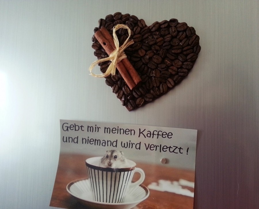 Kühlschrankmagnet in Herzform aus Kaffeebohnen selbst gemacht.