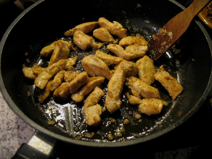 Goldbraun angebratene Filetstreifen mit Fruttati-Birne beträufeln und mit den gerösteten Mandeln mischen.