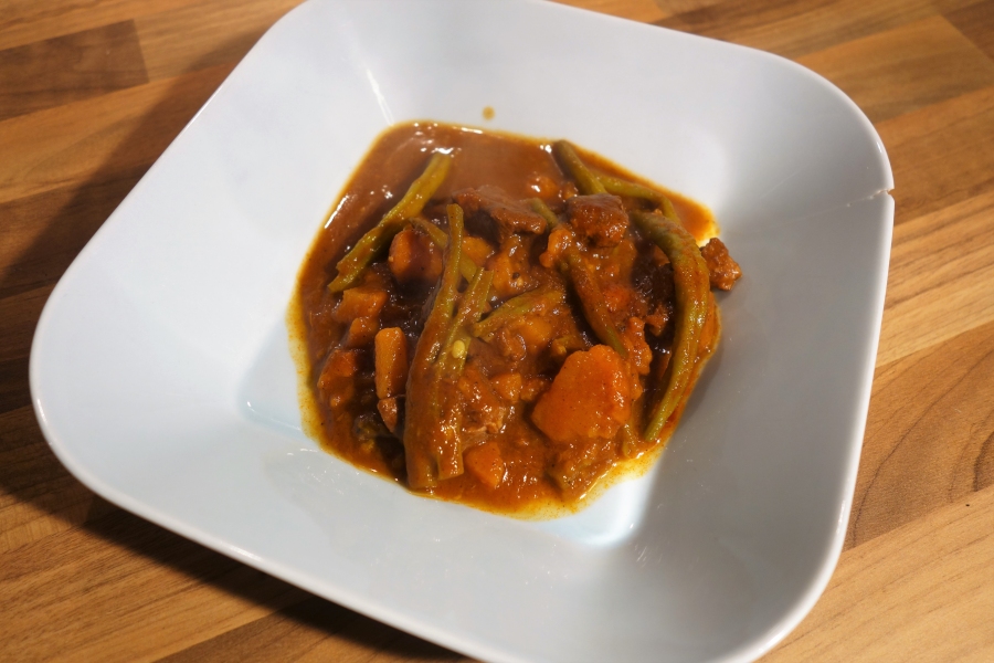 Zu dem Lamm-Curry Gericht passen Nudeln oder Basmatireis, der mit Safran übergossen wird.
