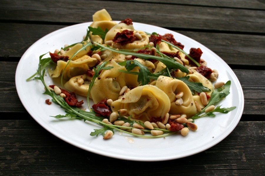 Der Nudelsalat lässt sich mit vielen verschiedenen Nudelsorten zubereiten. Hier zum Beispiel Tortellini.