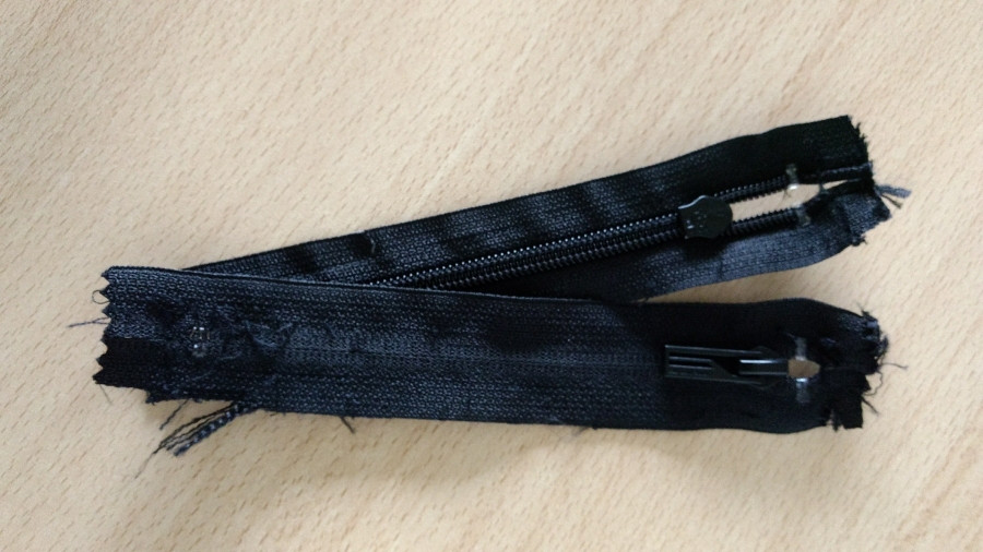 Zwei 12 cm lange sog. "umgekehrten" Reißverschlüsse mit kräftigem Zipper. 