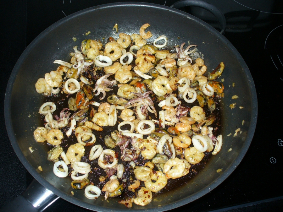 Während die Spaghetti nach Gebrauchsanleitung kochen, werden die aufgetauten Meeresfrüchte mit Knoblauch ganz leicht angebraten.