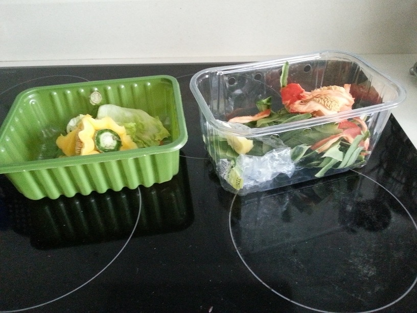 Ich hebe die Plastikschalen von Tomaten und Chamignons auf und benutze sie beim Vorbereiten in der Küche als kleinen Abfallcontainer.