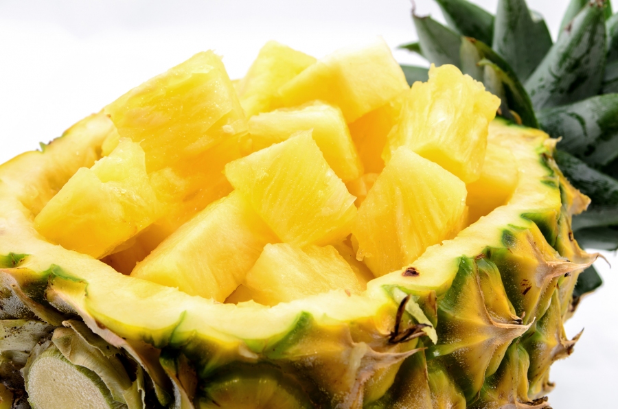 Vor allem das in der Ananas enthaltene Spurenelement Mangan sorgt für eine schwächere Blutung bei der Menstruation.