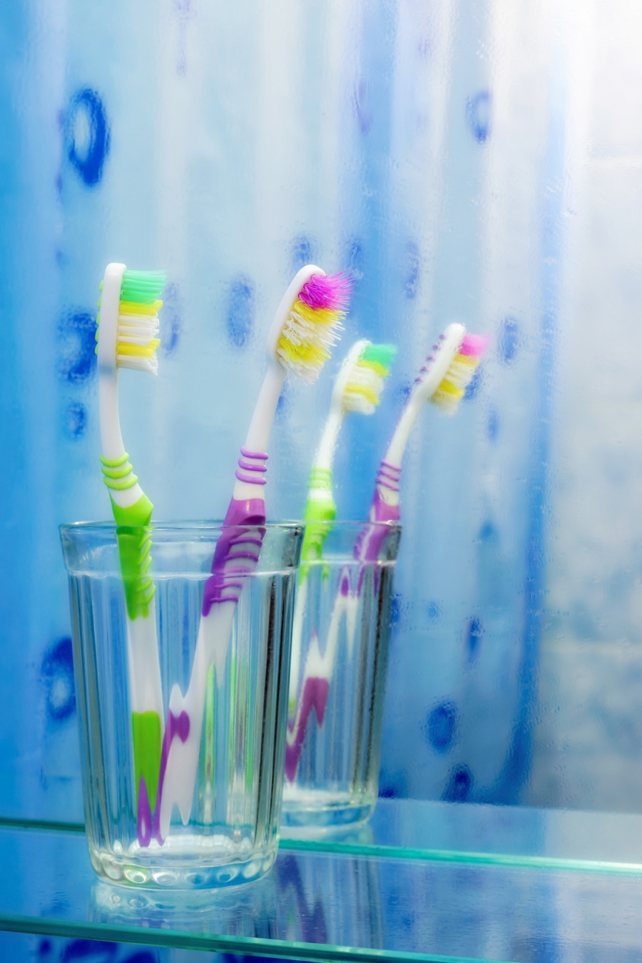 Auf den meisten Zahnbürsten herrscht für Bakterien ein prima Klima. Einmal pro Woche, sollte man sie daher reinigen.
