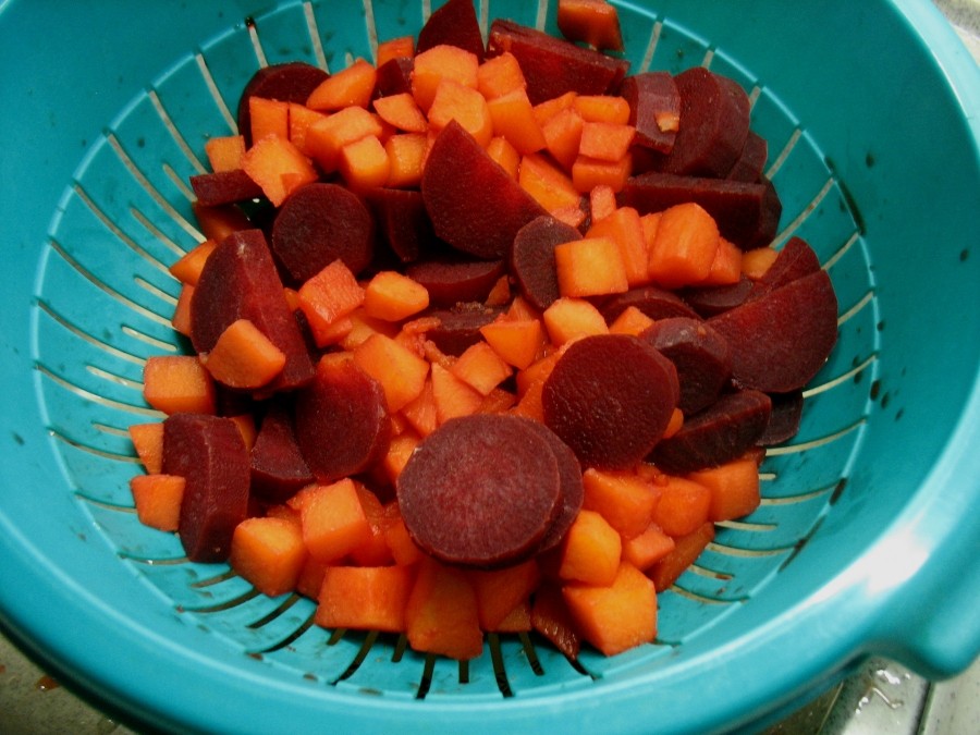Die Kartoffel- und Rote Bete-Würfel abgießen und abtropfen lassen.
