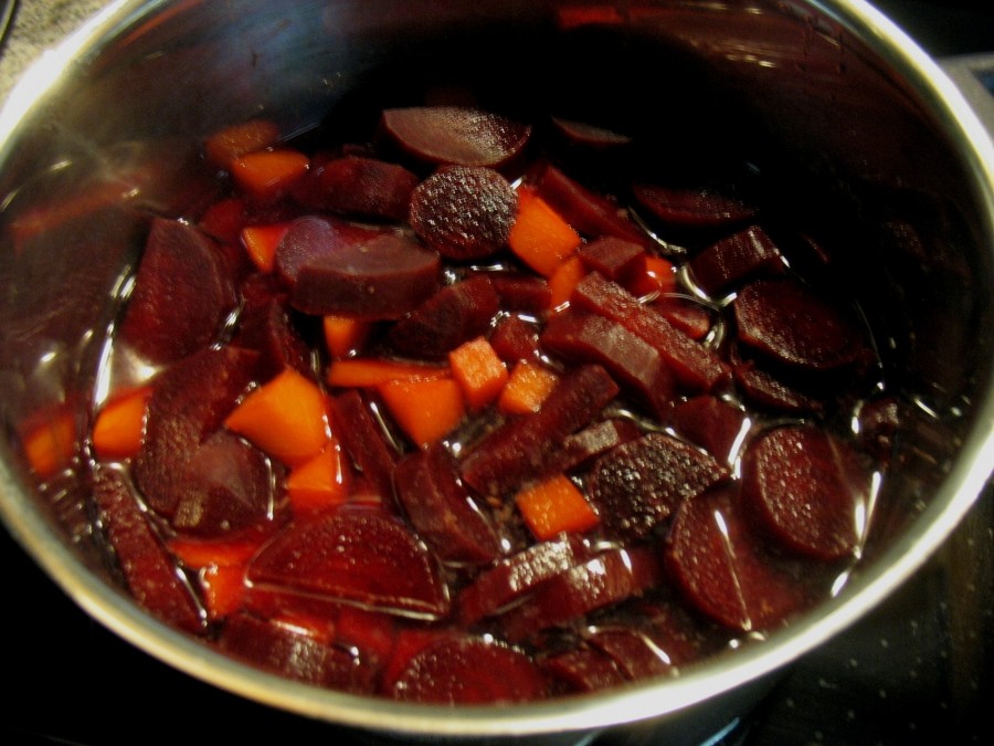 Kartoffeln und Rote Bete werden geschält, in grobe Würfel bzw. Stücke geschnitten und in kochendem Salzwasser etwa 8 bis 10 Minuten gekocht.  