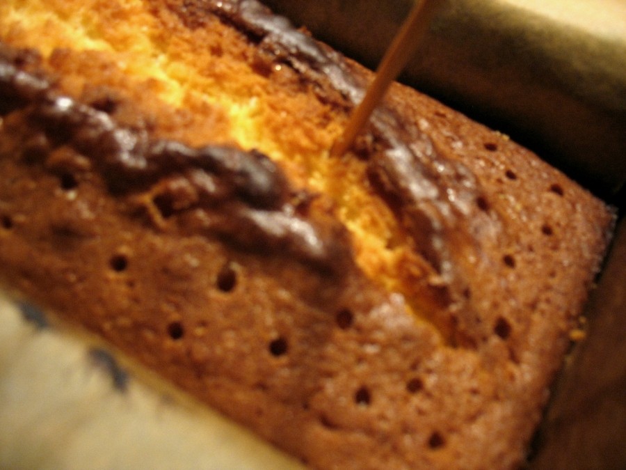 Mit einer dickeren Stricknadel oder einem Holzstäbchen werden dicht nebeneinander Löcher in den Kuchen eingestochen.