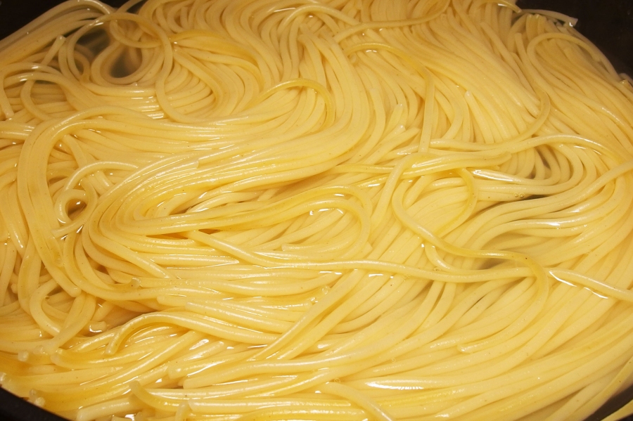 Wenn die Töpfe beim Kochen alle im Gebrauch sind und man muss nur noch die Spaghetti kochen: Wie kann man sich behelfen? 