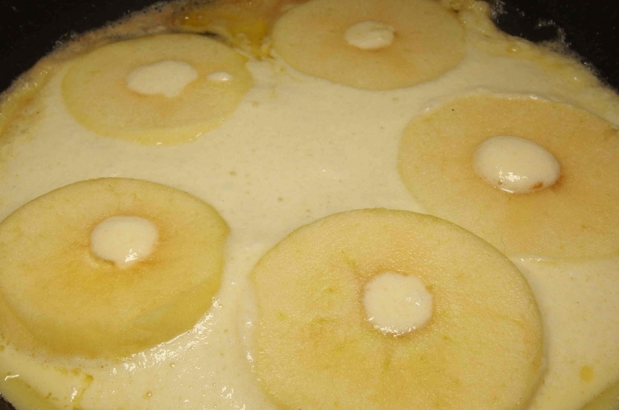In der Pfanne Margarine erhitzen und den Pfannkuchenteig reinschütten. In den flüssigen Teig in der Pfanne sofort dünne Apfelscheiben reinlegen und ein paar Minuten fertig backen.