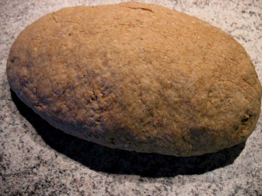 Schnelles Vollkornbrot: Aus dem fertig gekneteten Teig formt man einen Brotlaib. 