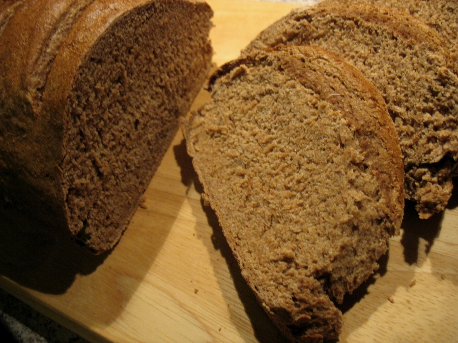 Ganz schnelles Vollkornbrot: Aufgeschnittenes Brot - nach dem Abkühlen fertig zum Verzehr!