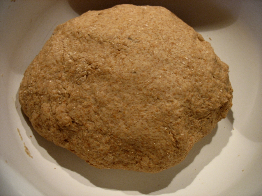 Ein ganz schnelles Vollkornbrot: Alle Zutaten für das schnelle Brot werden zu einem Teig verknetet. Dann lässt man ihn ruhen.
