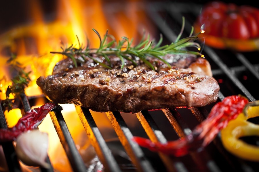 Wunderbar intensives Steak-Aroma: Das Steak nach dem ersten Mal drehen, ein wenig mit Honig einschmieren, nicht viel, nur eine kleine Schicht über dem Fleisch. 