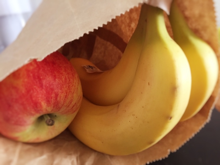 Bananen nachreifen lassen: Grüne Bananen zusammen mit einem aufgeschnittenen Apfel in eine Papiertüte geben und gut verschließen.