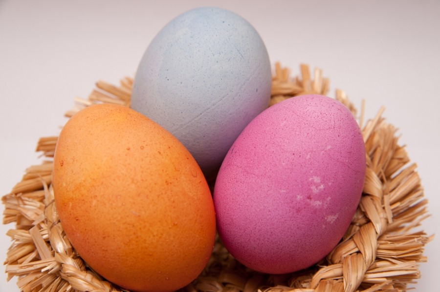 Heidelbeer- oder Holundersaft färben die Eier dunkelblau. Mit roter Beete erreicht man eine intensive Rotfärbung. Rotbuschtee macht orange. (Abbildung ähnlich)