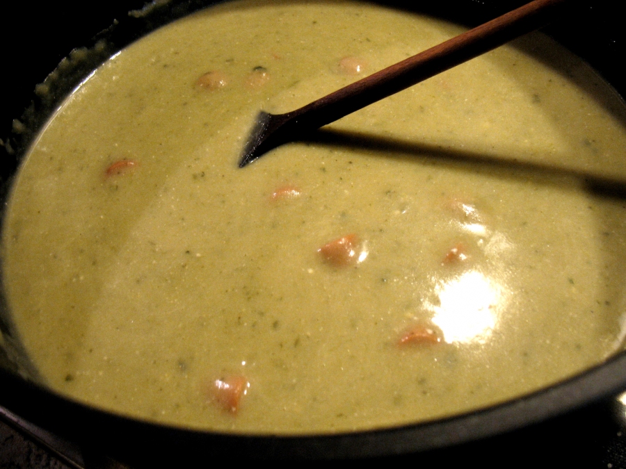 Die pürierte Giersch-Suppe mit saurer Sahne und Würstchenscheiben.