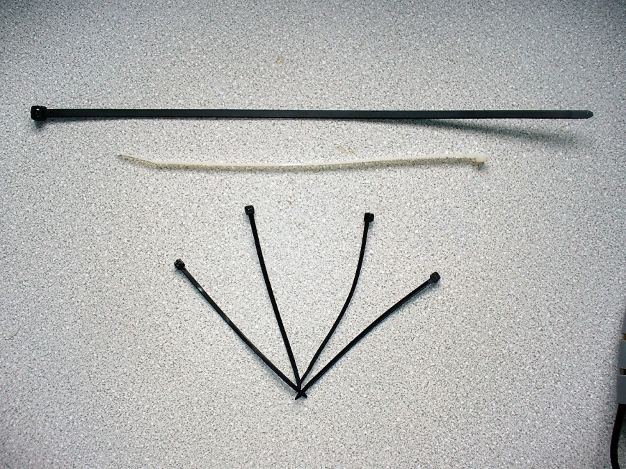 Zu kurze Kabelbinder miteinander verbunden ergeben einen langen Kabelbinder.