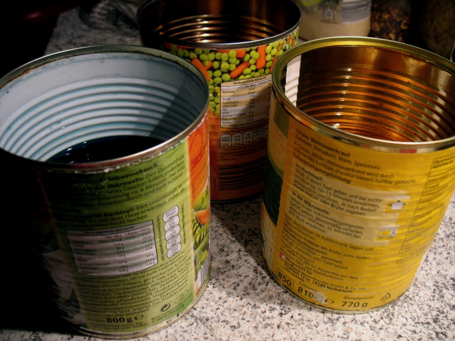Konservendosen für die Farblösungen. Die Lösungen bestehen aus je 2 Farbtabletten, einem 1/2 Liter Wasser und 2 Esslöffeln Essig.
