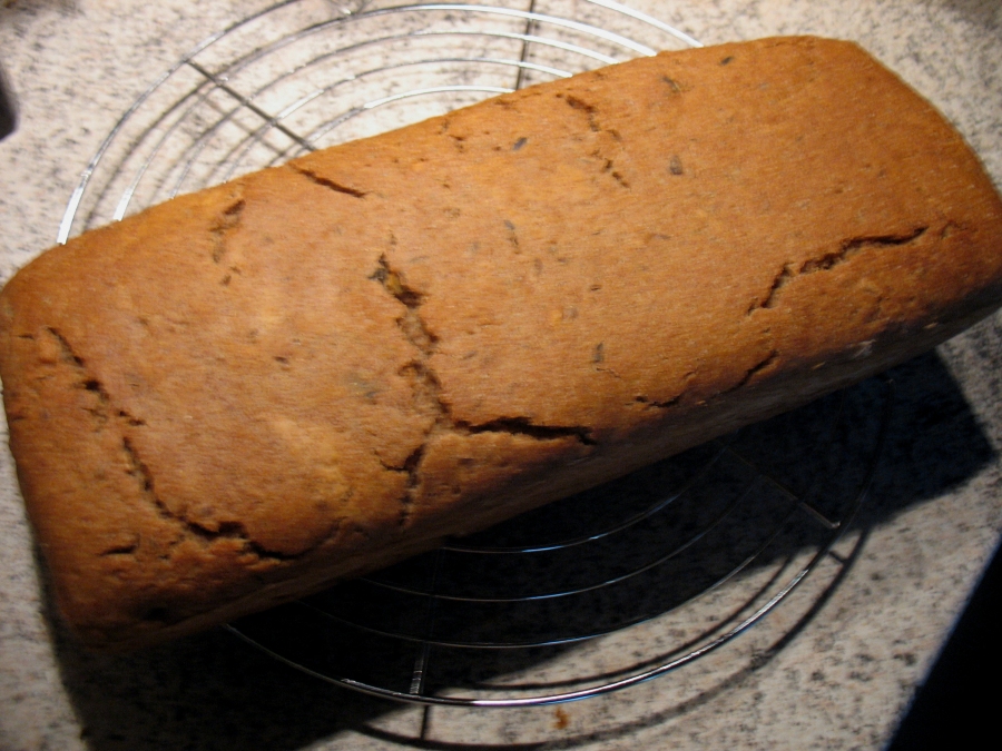 Roggen-Dinkel-Vollkornbrot mit Kernen: Auf einem Kuchengitter lässt man das Brot gut auskühlen.
