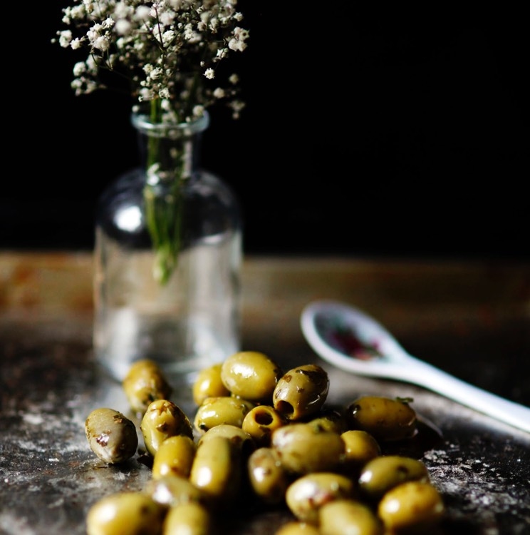 Ein köstliches Rezept für eingelegte Oliven in Honig und Zitrusfrüchten. Gerade zur Grillzeit ein Genuss!
