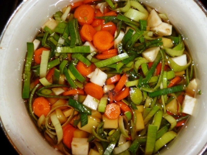Nun kommt das rohe Gemüse in einen Topf, etwas Salz nach Geschmack dran, Maggi und so viel kaltes Wasser, dass alles gut bedeckt ist. 