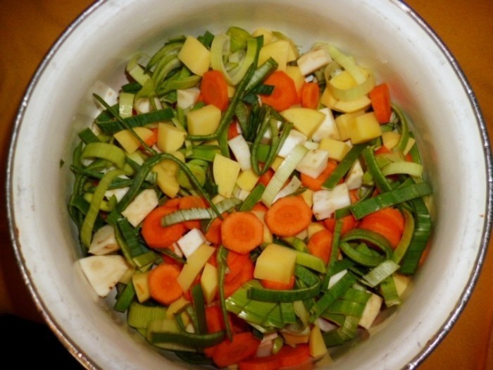 Alles Gemüse und die Kartoffeln waschen (vor allem den Lauch!), schälen und in 1 cm große Würfel bzw. Scheiben schneiden.