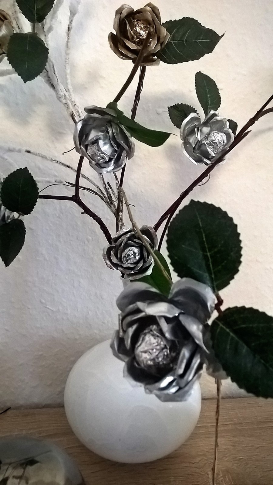 Aus leeren Teelichtschalen kann man hübsche Rosen basteln.