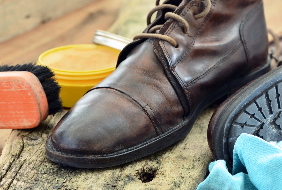 Als Pflege eignet sich für Glattleder ein hochwertiges Schuhwachs oder eine pflegende Schuhcreme. Am besten beide auf natürlicher Basis.