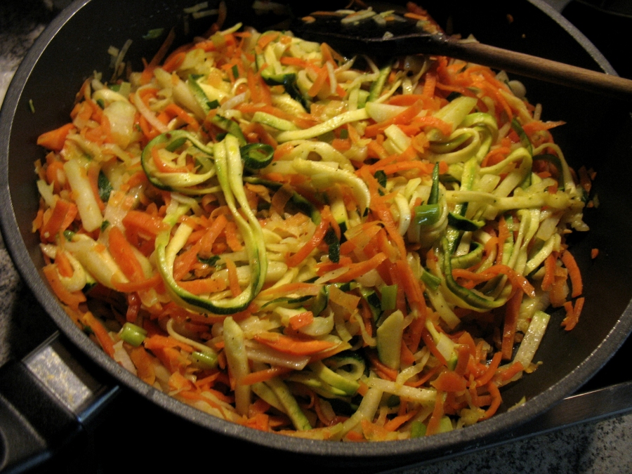 Gemüse-Nudeln aus Karotten, Kohlrabi, Zucchini und Frühlingszwiebeln.