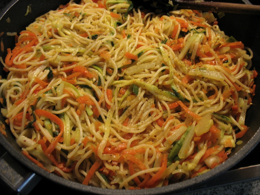 Eine Spaghetti-Gemüse-Pfanne. Auch hier wurde das Gemüse mit einem Julienne- und Spiralschneider geschnitten.