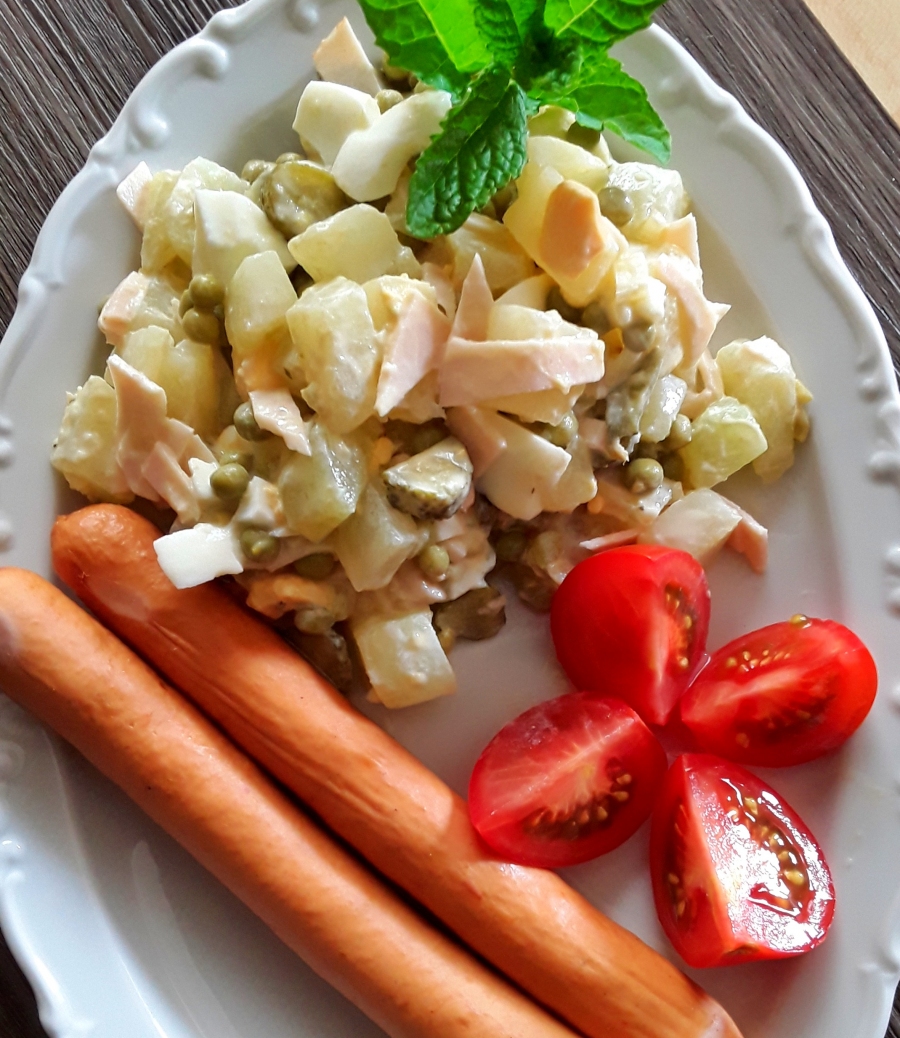 Falscher Kartoffelsalat: Man kann mit den Zutaten abwechslungsreich experimentieren, verschiedene Gemüse zufügen oder die Wurst weglassen, dann ist es vegetarisch.