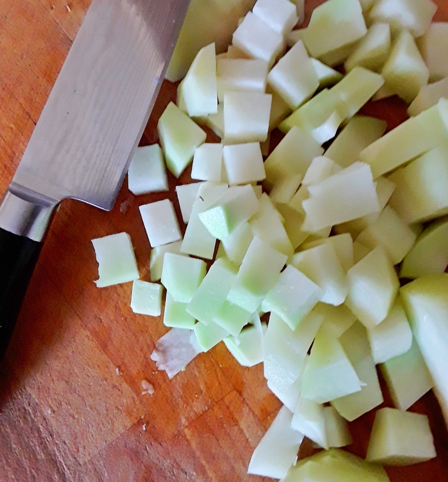 Die Kohlrabis für den falschen Kartoffelsalat werden in kleinere Würfel geschnitten und weich gekocht.