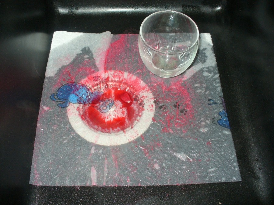 Glasinhalt auf das Küchenpapier schütten. Wichtig: Die Wachsreste gehören nicht in den Abfluss!