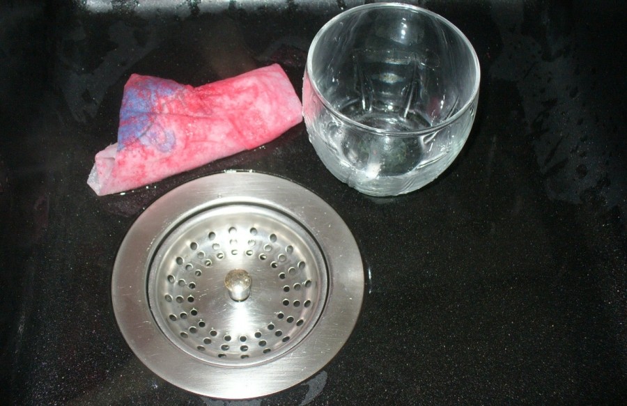 Kochendes Wasser mit einem Spritzer Geschirrspülmittel in das Glas geben.
