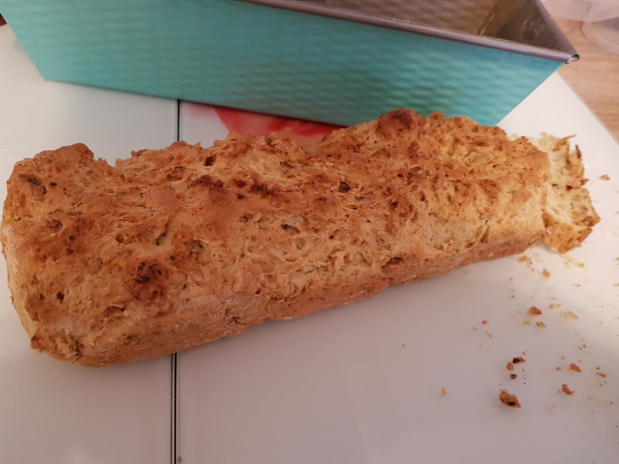 Lust auf Brot direkt aus dem Ofen? Sehr einfach ist der Teig zusammengerührt und ratzfatz dieses leckere Zwiebelbrot gebacken.