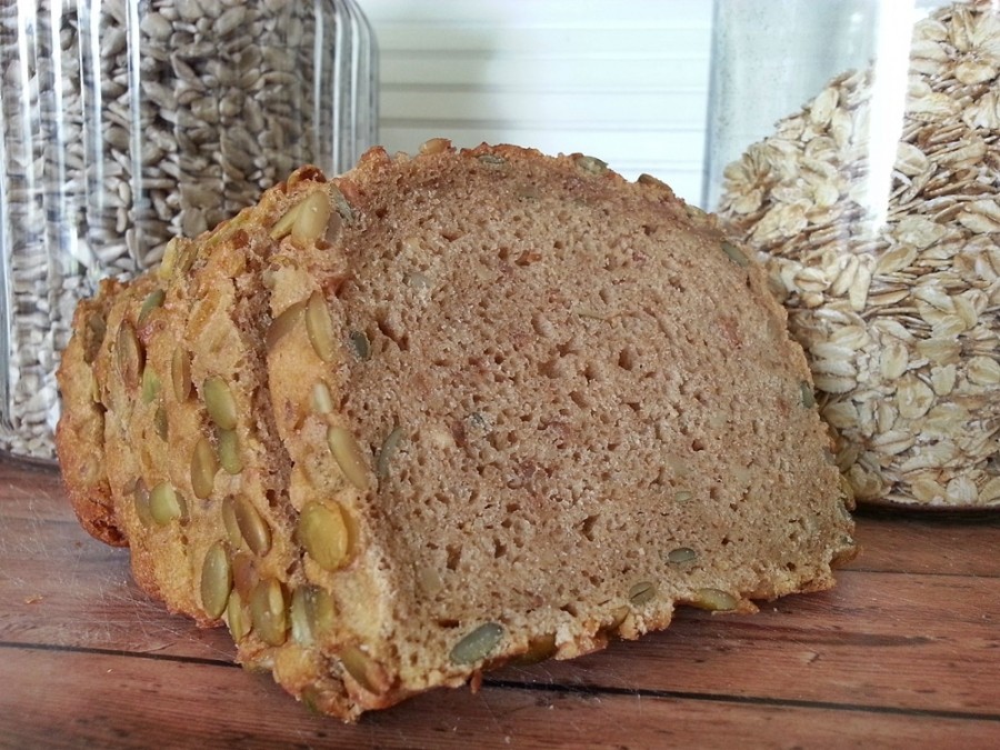 Brot backen aus Dinkel ist mit diesem Rezept ganz einfach. Auch noch Lust auf Kerniges? Dann füge dem Teig einfach noch Kürbis- oder Sonnenblumenkerne bei.