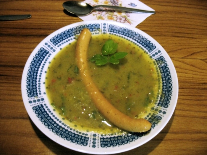 Die Suppe wird mit Wiener Würstchen und mit den jungen Gierschblättern garniert serviert.
